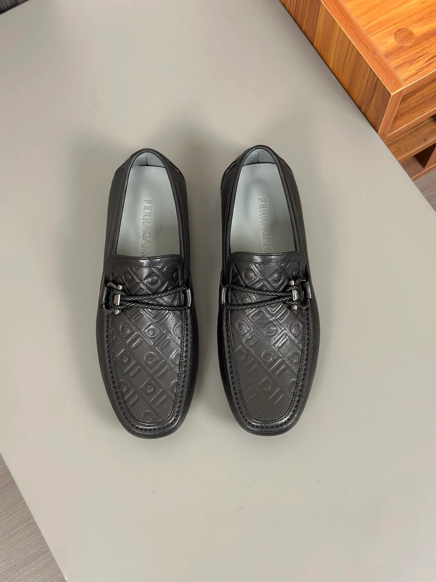 Batch 840, original order quality, new counter model, Ferragamo handmade men's driving shoes, bean shoes, slip-on shoes, lazy shoes, exquisite hand-stitching, workmanship details comparable to counters, original rubber outsole, imported cowhide from Italy, pressed water corrugated water-dyed cowhide lining, 39-44 large quantities in stock (38, 45 custom-made, non-refundable)